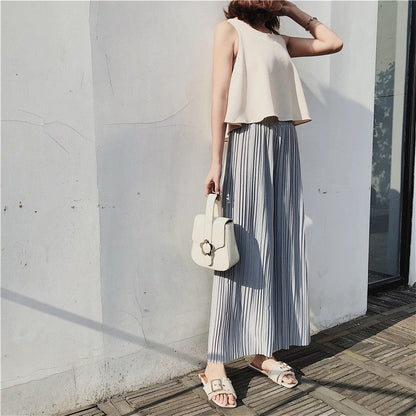 Women's wide-leg pants with pleated design and cropped length