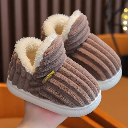 Braune, plüschige Hausschuhe mit weißem Futter, rutschfeste Sohle, ideal für Winter, gemütliche Wärme, modisches Design, bequeme Passform.