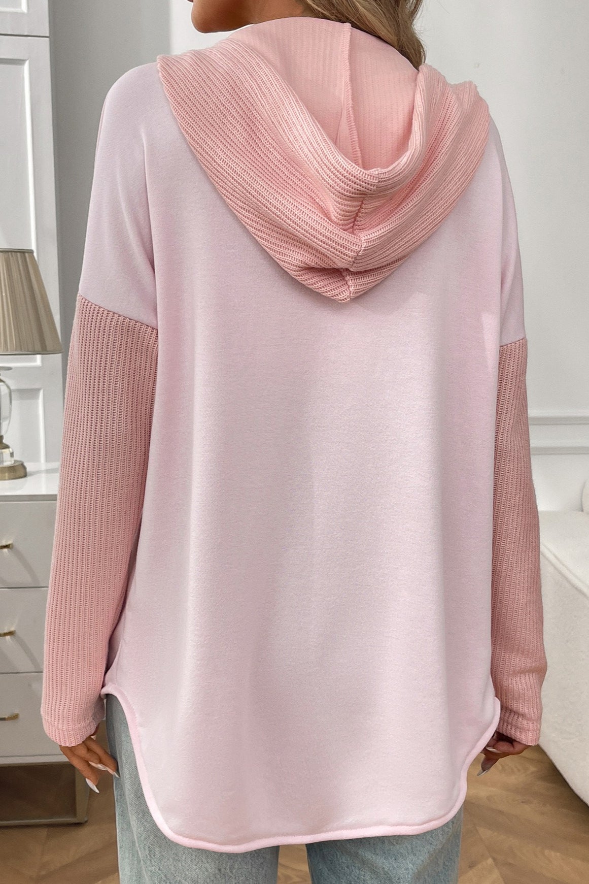 Detailaufnahme des Patchwork-Designs am Damen-Hoodie
