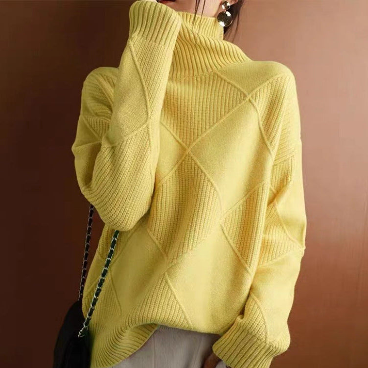 Frau trägt gelben Strickpullover mit Rautenmuster, kombiniert mit Ohrringen und schwarzer Tasche. Modetrend, Herbstmode, Damenbekleidung.