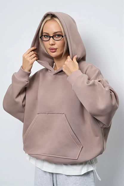 Hoodie mit Kapuze und lässigem Schnitt an einem Model