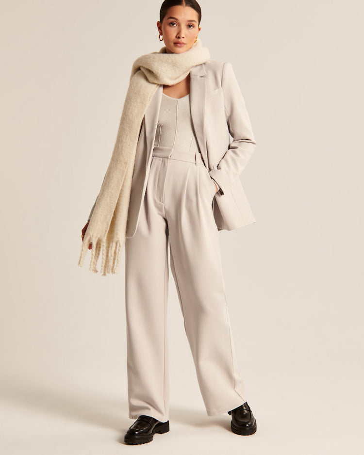 Women's pants with high waist, wide legs, and side pockets