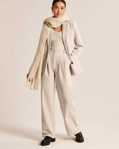 Women's pants with high waist, wide legs, and side pockets