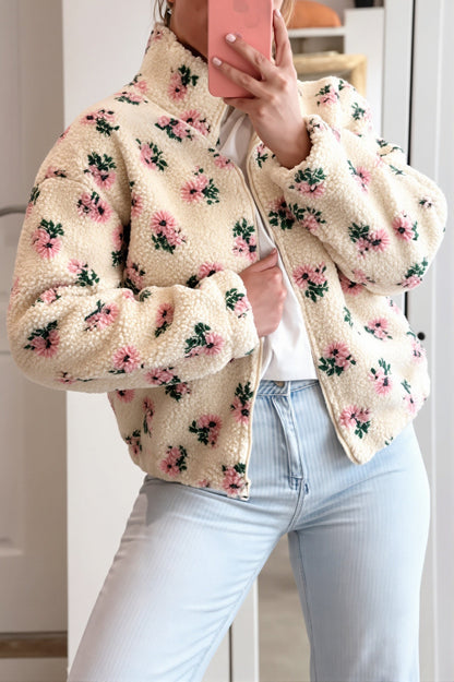 Weiche Teddyfleecejacke für Damen mit Blumenmuster in der Vorderansicht