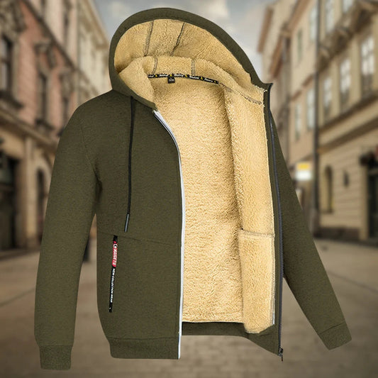 Dunkelgrüne Herren-Fleecejacke mit Kapuze, Reißverschluss und weichem Innenfutter, ideal für kaltes Wetter. Urbaner Hintergrund.