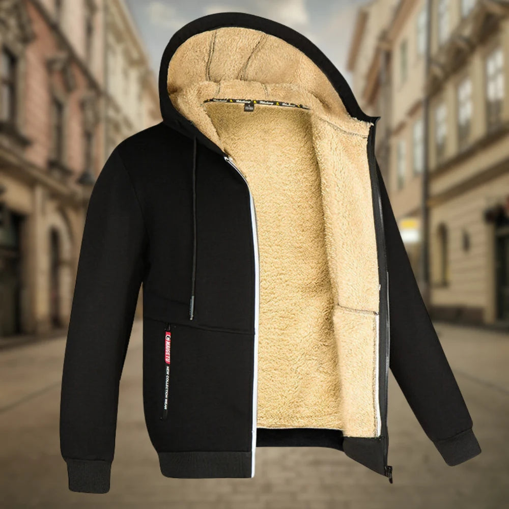 Schwarze Herrenjacke mit Kapuze und beigem Fleecefutter, Reißverschluss, auf leerer Stadtstraße. Wintermode, warme Herrenbekleidung.