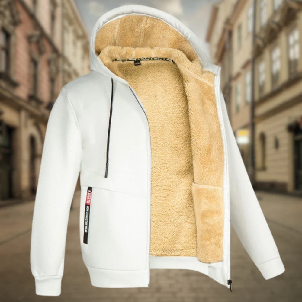 Weiße Herrenjacke mit Kapuze und beigem Fleecefutter, Reißverschluss, auf urbaner Straße. Modische Winterbekleidung, warm und stilvoll.