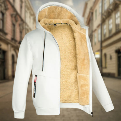 Weiße Herrenjacke mit Kapuze und beigem Fleecefutter, Reißverschluss, auf urbaner Straße. Modische Winterbekleidung, warm und stilvoll.