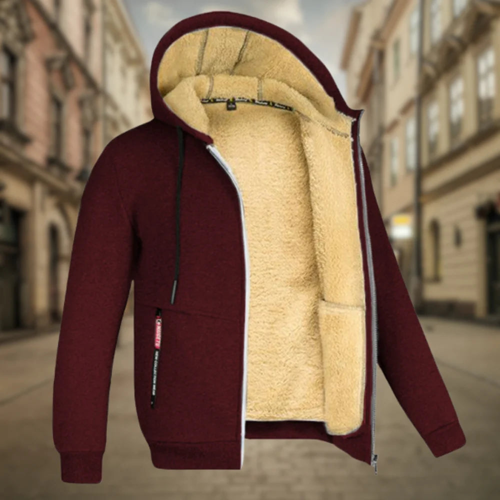 Bordeauxrote Herrenjacke mit Kapuze und beigem Fleecefutter, Reißverschluss, auf urbaner Straße. Wintermode, warme Herrenbekleidung, stilvolle Jacke.