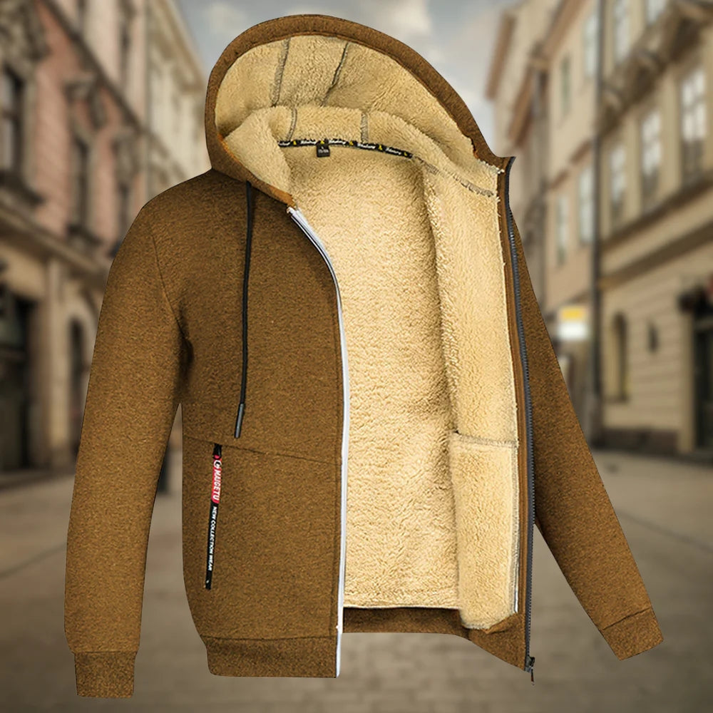 Braune Herrenjacke mit Kapuze und weichem Fleecefutter, Reißverschluss und Taschen, präsentiert auf einer städtischen Straße. Ideal für Herbstmode.