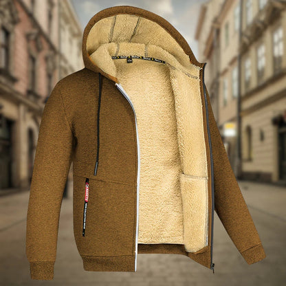 Braune Herrenjacke mit Kapuze und weichem Fleecefutter, Reißverschluss und Taschen, präsentiert auf einer städtischen Straße. Ideal für Herbstmode.