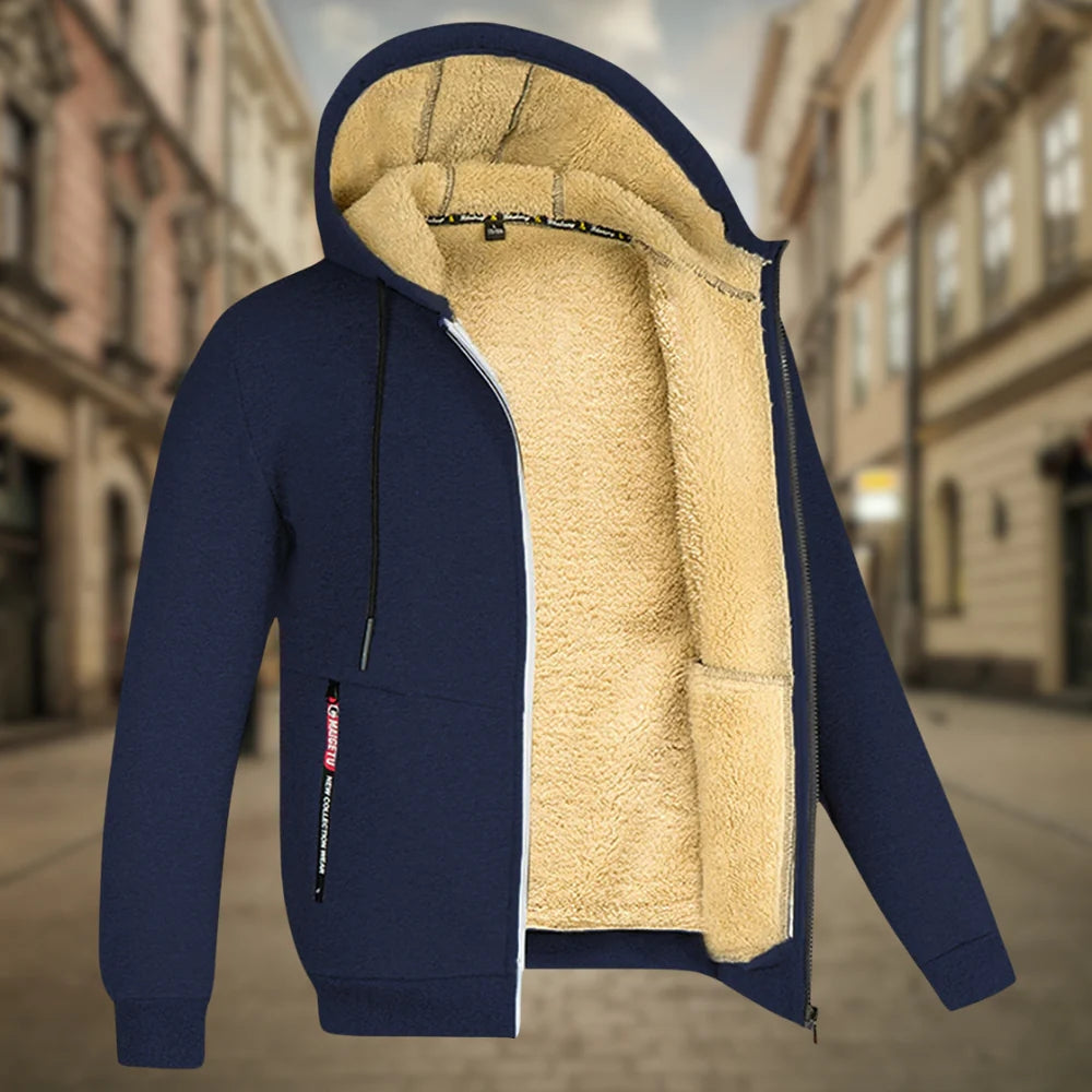 Dunkelblaue Herren-Fleecejacke mit Kapuze und Reißverschluss, warm gefüttert, ideal für Herbst und Winter. Straßenhintergrund.