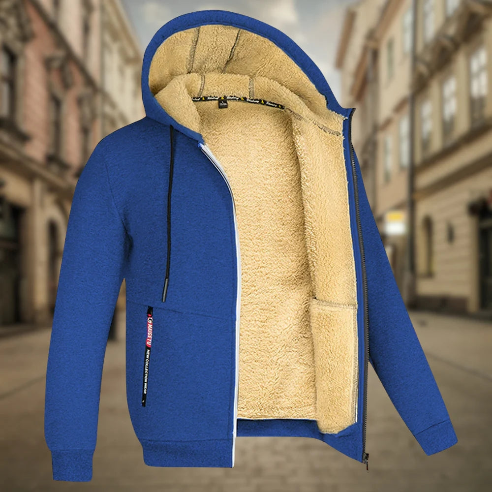 Blaue Herren-Fleecejacke mit Kapuze, Reißverschluss und warmem Innenfutter, ideal für Herbst und Winter. Straßenhintergrund.