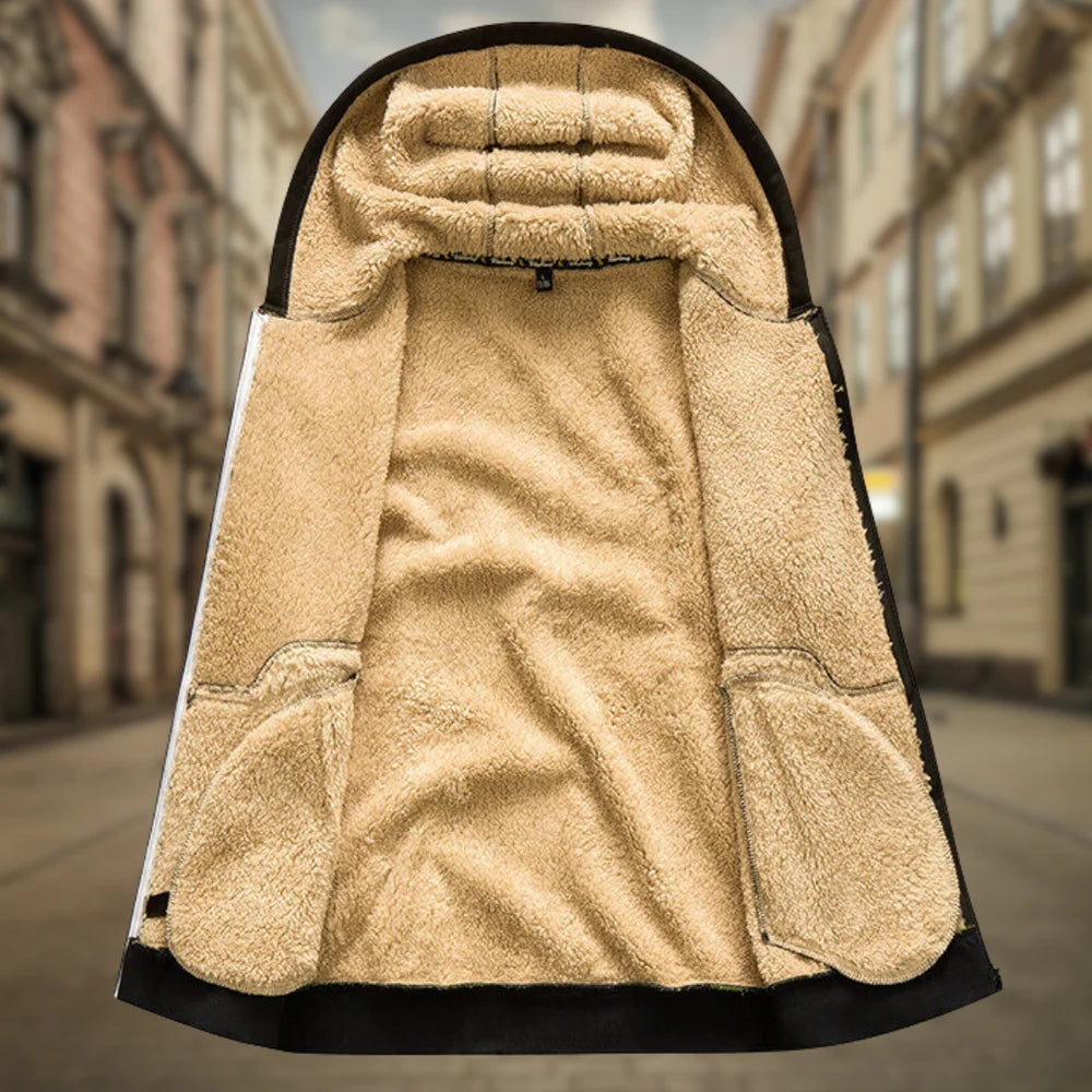 Schwarzer Wintermantel mit beigem Futter, Kapuze und Taschen, auf einer gepflasterten Straße. Warmer, stilvoller Mantel für kalte Tage.