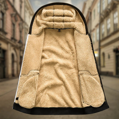 Schwarzer Wintermantel mit beigem Futter, Kapuze und Taschen, auf einer gepflasterten Straße. Warmer, stilvoller Mantel für kalte Tage.