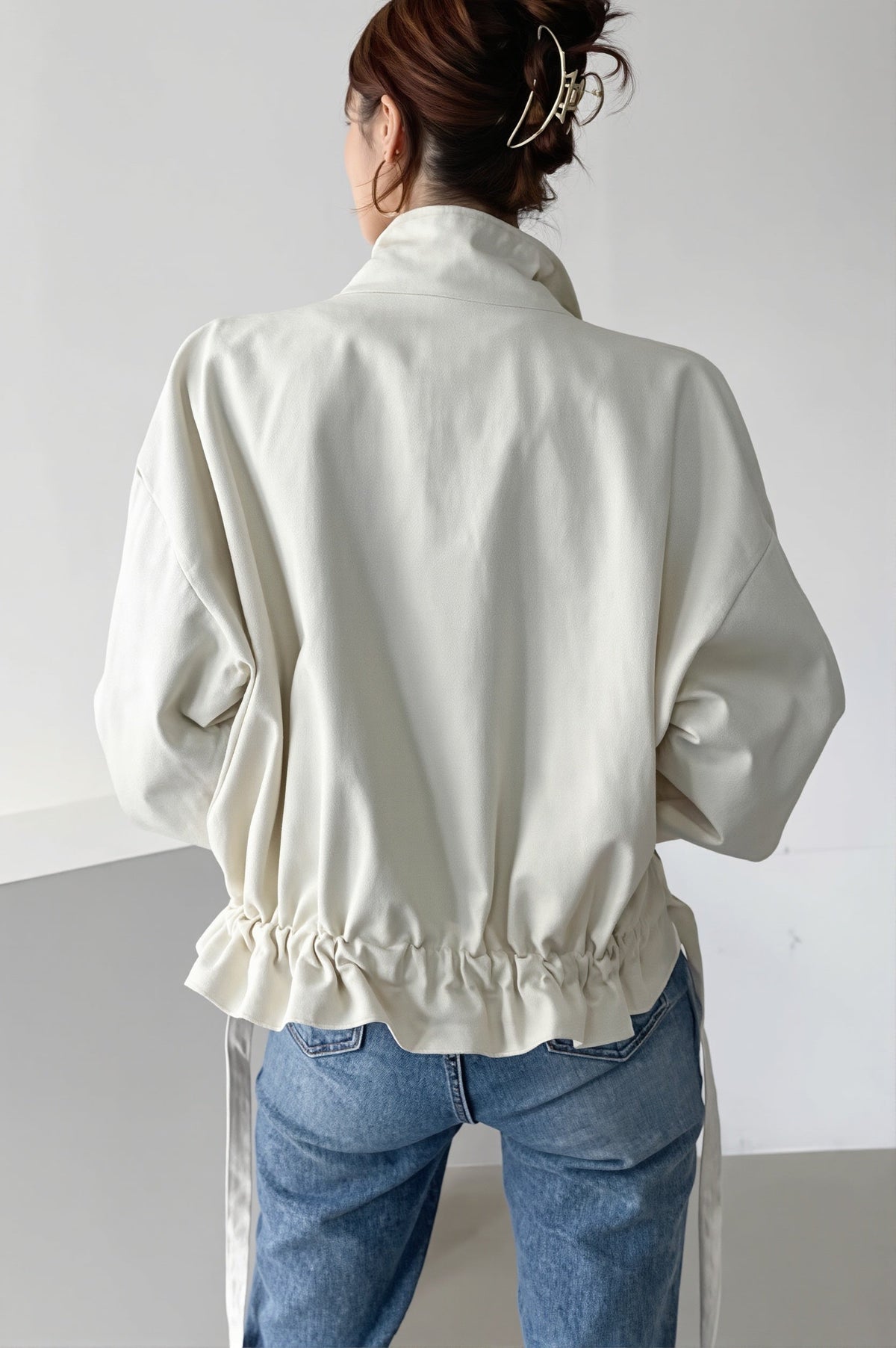Rückansicht der Utility-Jacke mit lockerem Schnitt
