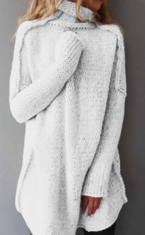 Frau in weißem Strickpullover mit Rollkragen, lässiger Stil, gemütlich und modisch, ideal für Herbst- und Wintermode.