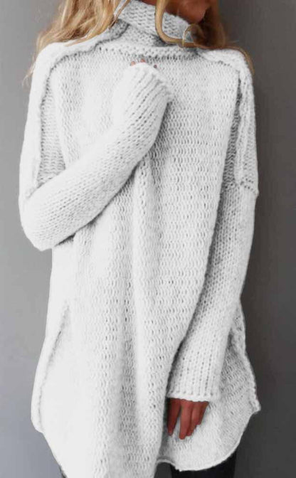 Frau in weißem Strickpullover mit Rollkragen, lässiger Stil, gemütlich und modisch, ideal für Herbst- und Wintermode.