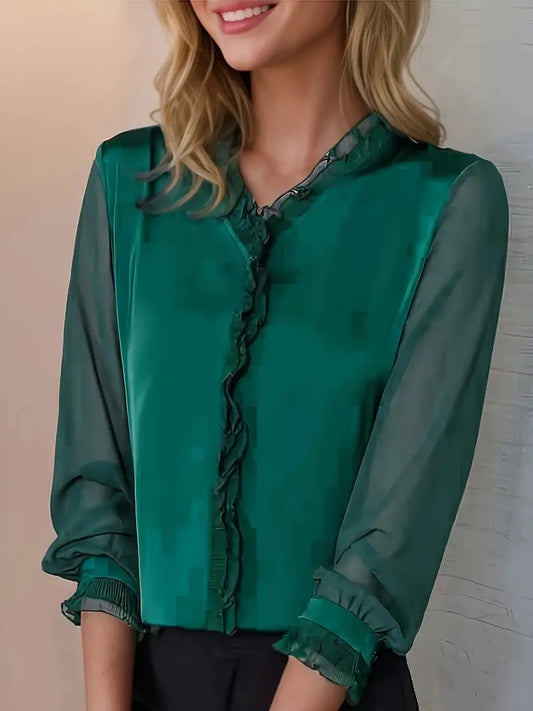 Grüne Damenbluse mit Rüschen, transparenten Ärmeln und V-Ausschnitt. Elegante Mode, ideal für Büro und Freizeit. Hochwertige Damenbekleidung.
