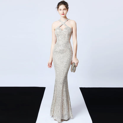 Elegantes Abendkleid in Silber mit Pailletten, figurbetontem Schnitt und Kreuzträgern, getragen von einer Frau, ideal für formelle Anlässe.