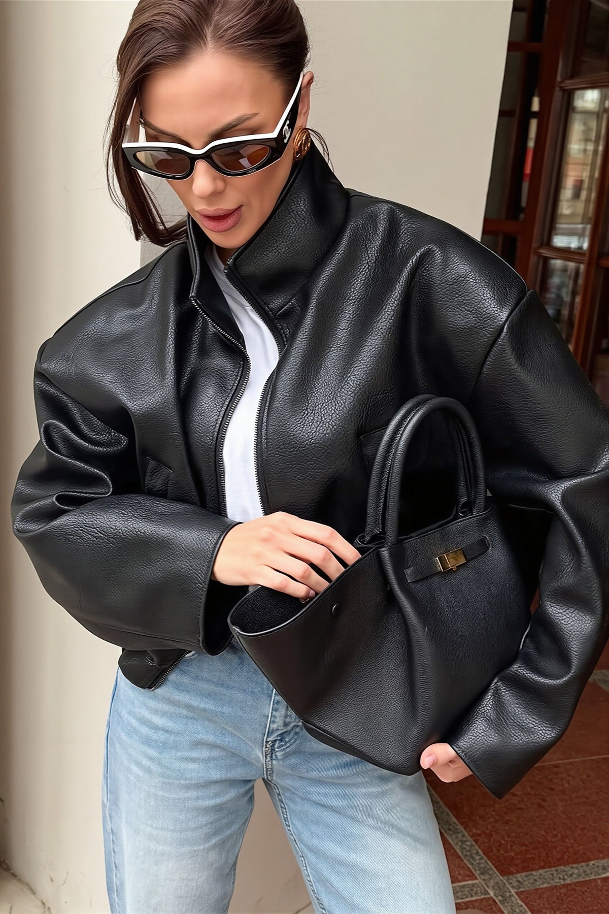 Damen-Cropped-Kunstlederjacke mit markantem Stehkragen von vorne