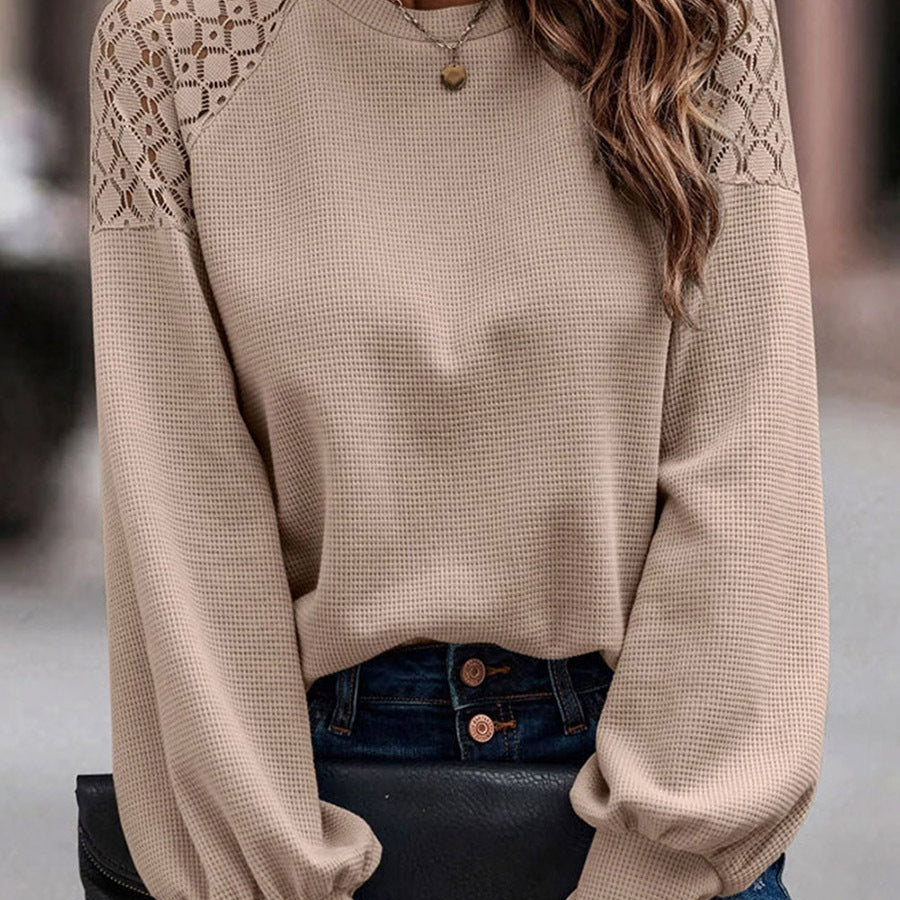Damenpullover beige mit Spitzenärmeln, lässig, modisch, ideal für Herbstmode, kombiniert mit Jeans, elegantes Design, trendige Damenbekleidung.