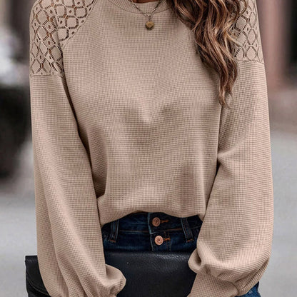Damenpullover beige mit Spitzenärmeln, lässig, modisch, ideal für Herbstmode, kombiniert mit Jeans, elegantes Design, trendige Damenbekleidung.