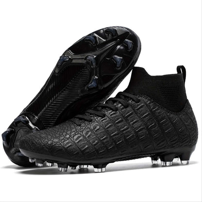 Schwarze Fußballschuhe mit Stollen, modernes Design, strukturierte Oberfläche, ideal für Rasenplätze, sportliche Performance, Herren-Fußballschuhe.