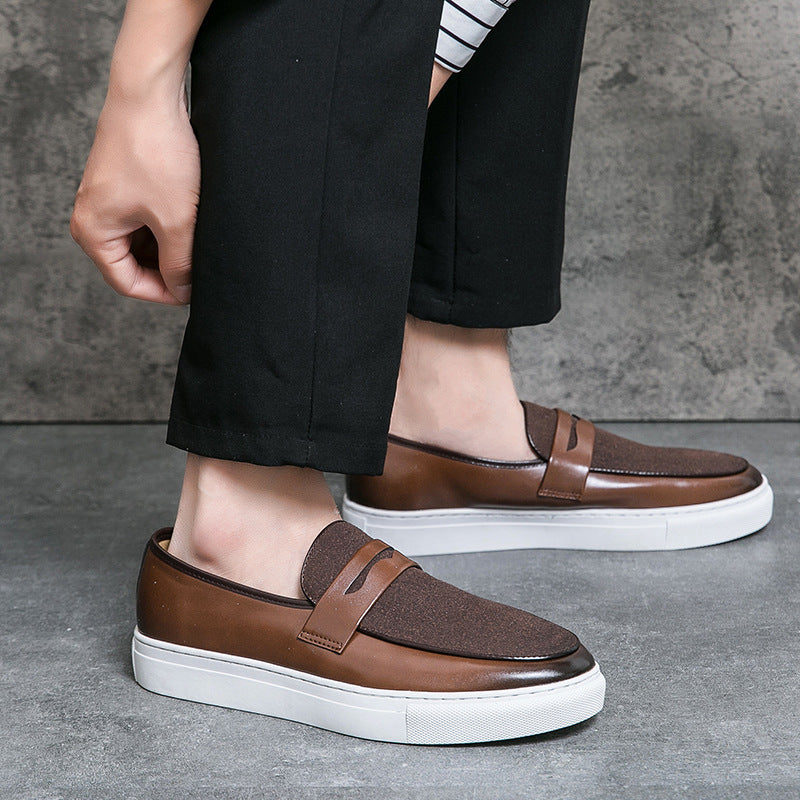 Braune Herren-Sneaker aus Leder mit weißer Sohle, getragen von einer Person in schwarzer Hose. Stilvolle Freizeitschuhe für Männer.