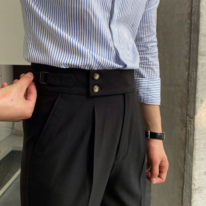 Elegante schwarze Anzughose mit hoher Taille und doppeltem Knopfverschluss, kombiniert mit gestreiftem Hemd. Businessmode für Herren.
