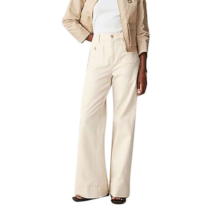 Beige Damenhose mit weitem Bein, kombiniert mit weißem Oberteil und beigem Blazer. Modetrend, elegante Damenbekleidung, stilvolle Outfits.