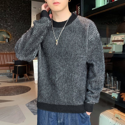 Men's sweater with round neckline and loose fit