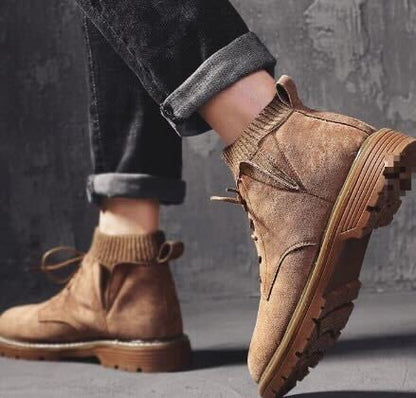 Braune Wildlederstiefel mit dicker Sohle, getragen von Person in hochgekrempelten Jeans. Modische Herbstschuhe, urbaner Stil, Outdoor-tauglich.