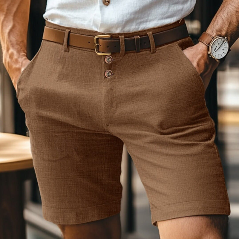 Mann in brauner Leinen-Shorts mit Gürtel und weißem Hemd, trägt Armbanduhr. Sommermode, Herrenbekleidung, stilvoll und lässig.