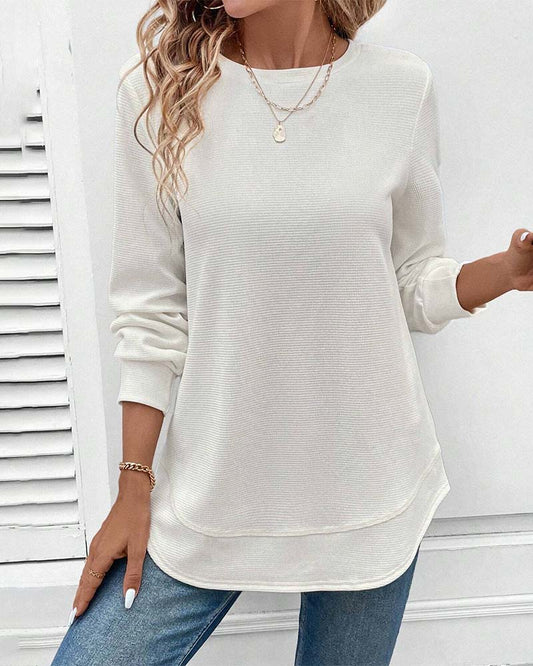 Weiße Damenbluse mit langen Ärmeln, lässig geschnitten, kombiniert mit blauen Jeans. Perfekt für Freizeitmode und stilvolle Alltagslooks.