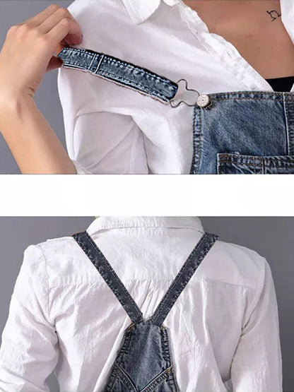 Weiße Bluse mit blauer Jeans-Latzhose, Detailansicht der Träger und Knöpfe. Modetrend, lässiger Stil, Damenbekleidung, Denim-Mode.