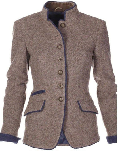 Damen Trachtenjacke aus Wolle, beige mit blauen Akzenten, Stehkragen und Knopfleiste. Traditionelle Mode, elegant und zeitlos.