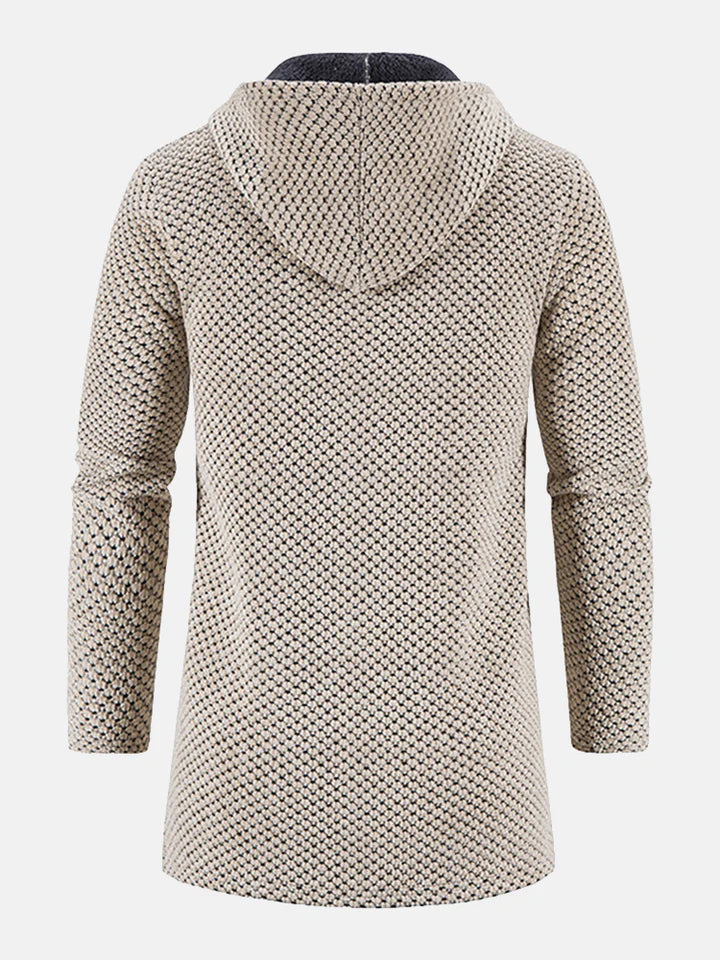 Beiger Strickmantel mit Kapuze, Rückansicht. Modischer Damenmantel, ideal für Herbst und Winter. Hochwertiger Stoff, stilvolles Design.