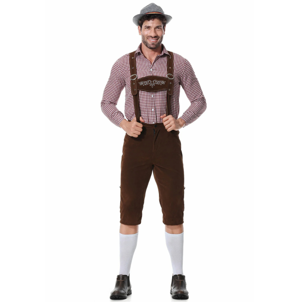 Mann in traditioneller bayerischer Tracht mit Lederhose, kariertem Hemd und Hut. Oktoberfest Mode, deutsche Kultur, Trachtenbekleidung.