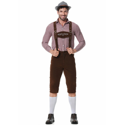 Mann in traditioneller bayerischer Tracht mit Lederhose, kariertem Hemd und Hut. Oktoberfest Mode, deutsche Kultur, Trachtenbekleidung.
