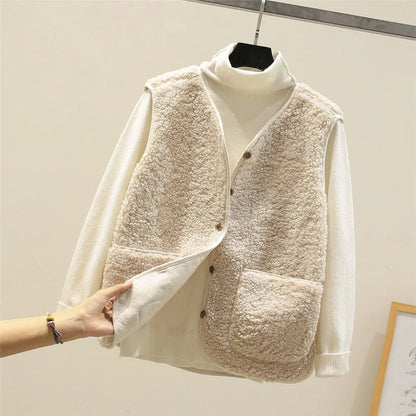 Damen Teddyfell-Weste in Beige über weißem Rollkragenpullover, modisch und warm, ideal für Herbst- und Winteroutfits, mit Knöpfen und Taschen.