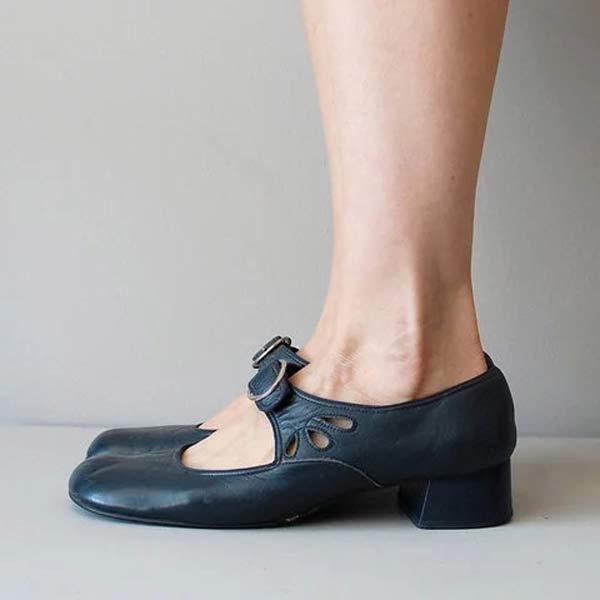 Damenfüße in schwarzen Mary Jane Schuhen mit Blockabsatz und Riemen, seitliche Ansicht. Elegante, klassische Damenschuhe für Alltag und Büro.