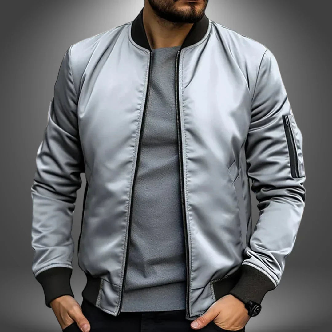 Graue Bomberjacke für Herren, modisch und stilvoll, mit schwarzem Kragen und Bündchen. Perfekt für Herbstmode und urbane Outfits.