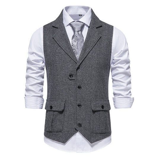 Graue Herrenweste mit Fischgrätenmuster, kombiniert mit weißem Hemd und gemusterter Krawatte. Elegante Herrenmode, ideal für formelle Anlässe.