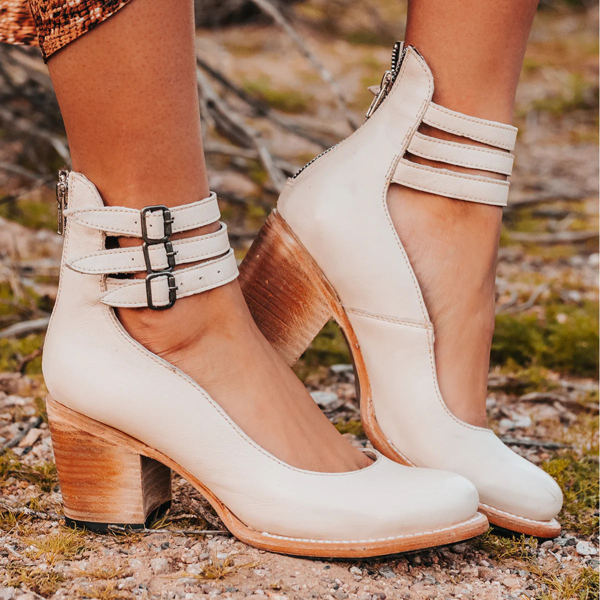 Damen weiße Lederstiefeletten mit Blockabsatz und Schnallen, stilvoll und modern, ideal für Herbstmode und Outdoor-Aktivitäten.