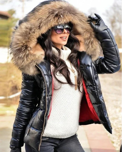 Frau in schwarzer Daunenjacke mit Fellkapuze, Sonnenbrille und Handschuhen. Wintermode, stilvolle Outdoor-Bekleidung, warme Jacke.