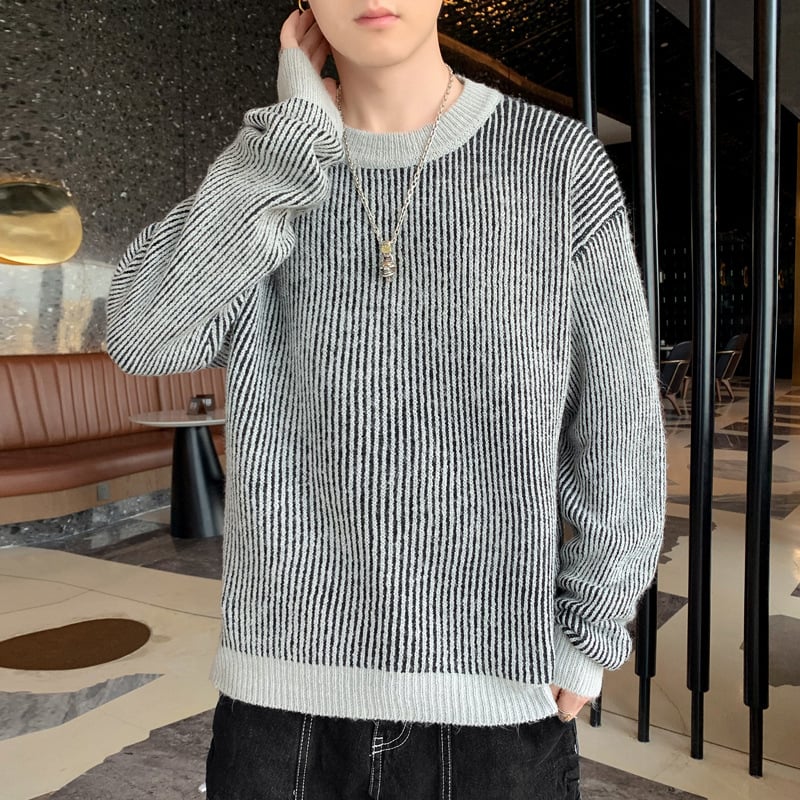 Men's sweater with round neckline and loose fit