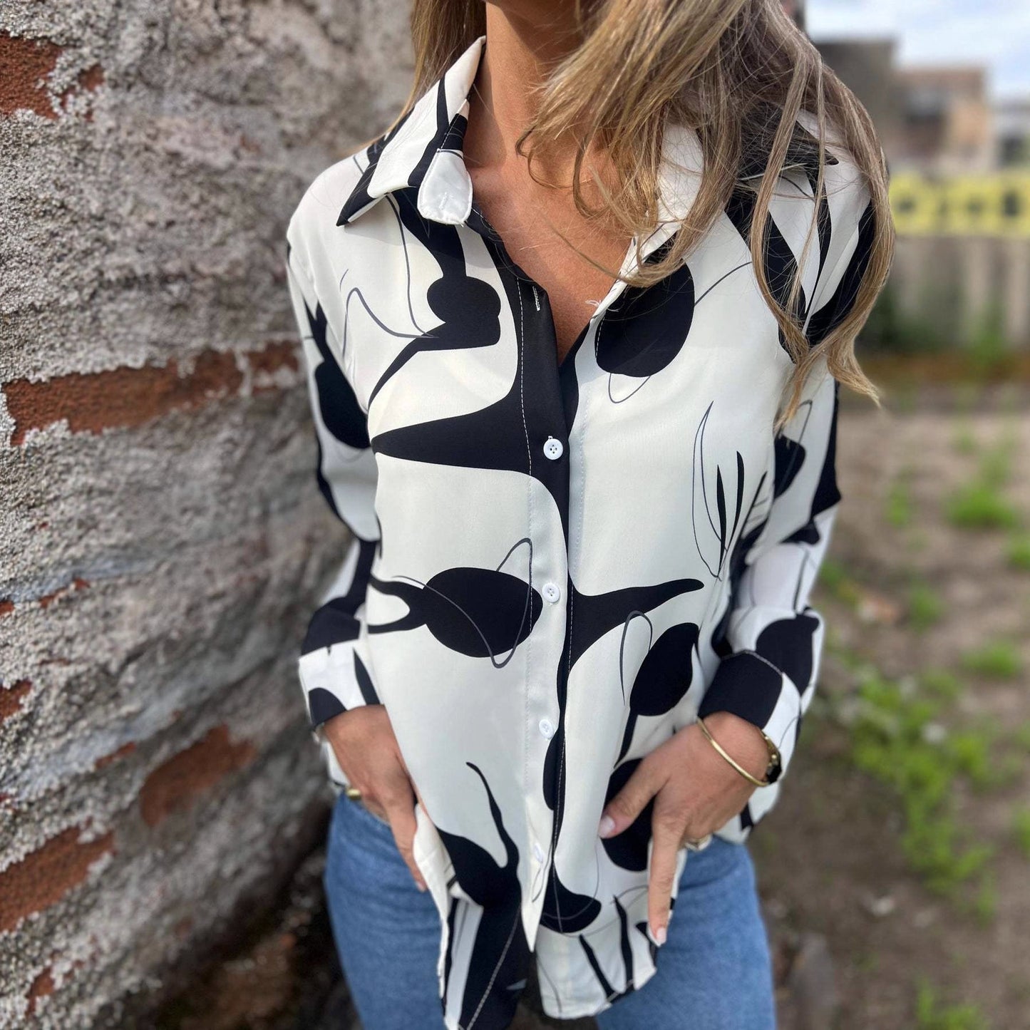 Women's long-sleeve shirt with three-dimensional pattern