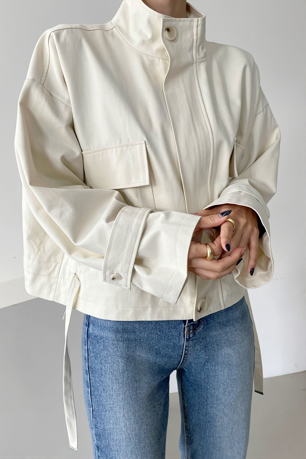 Seitliche Ansicht der Utility-Jacke im legeren Oversized-Schnitt