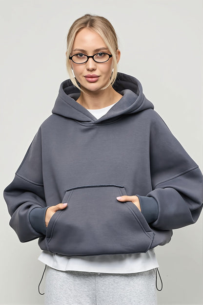 Seitenansicht des Hoodies mit lockerem Schnitt